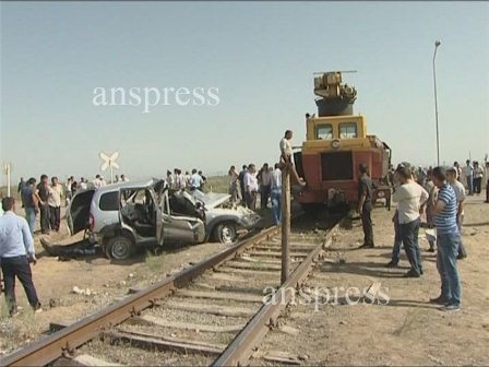 Polis maşını qatarla toqquşdu, ölən var - FOTO